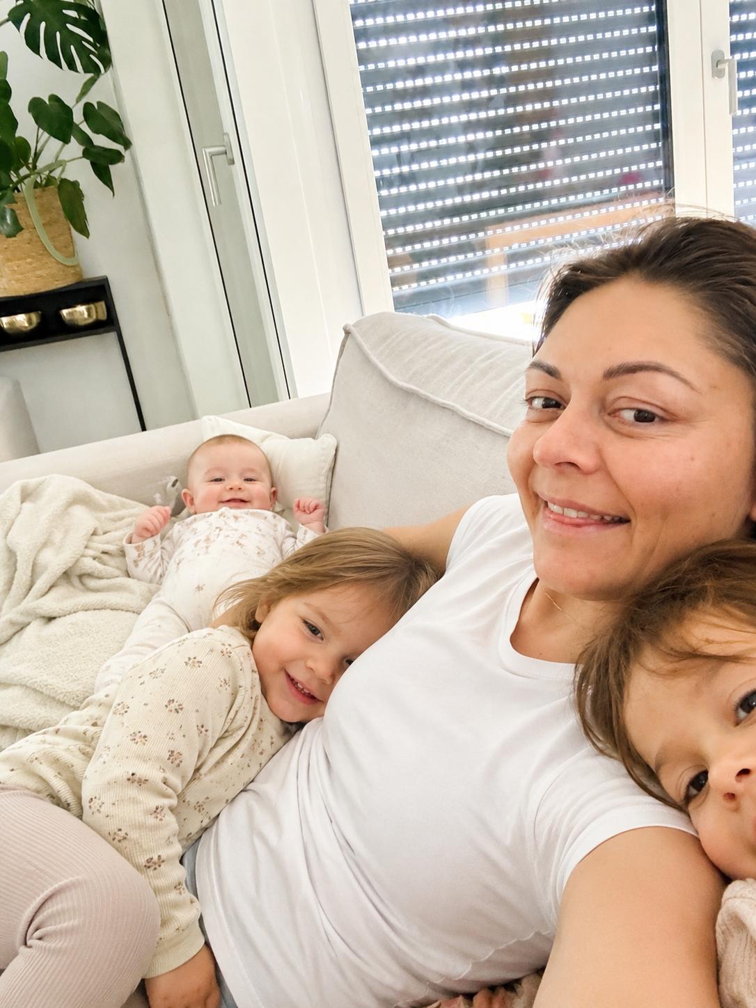 Anna-Lena Korb mit den Kindern ihrer Kindertagespflege in Eisingen bei Würzburg