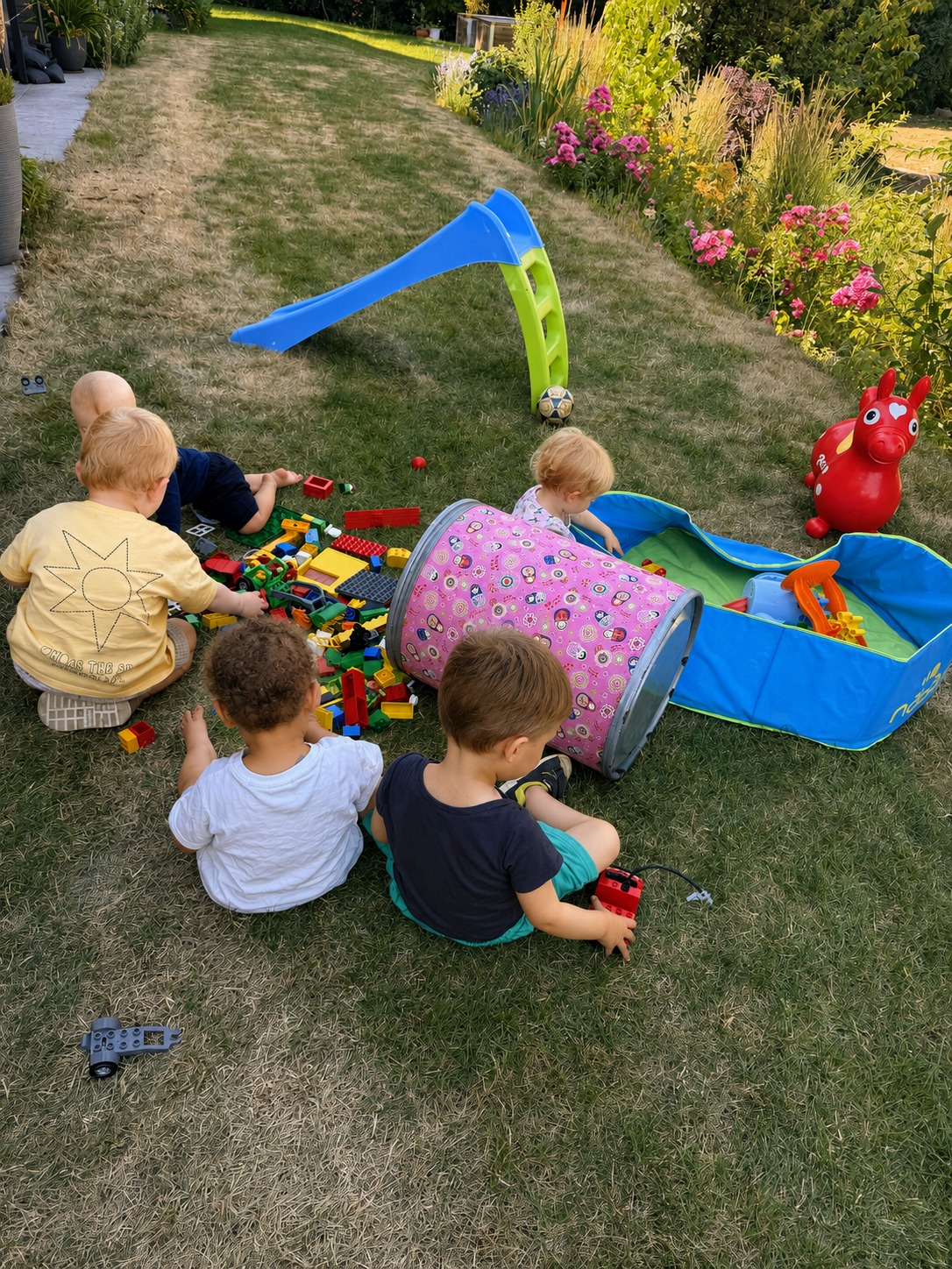 Kinder spielen draußen im Garten – tägliche Bewegung und frische Luft in der Kindertagespflege Eisingen