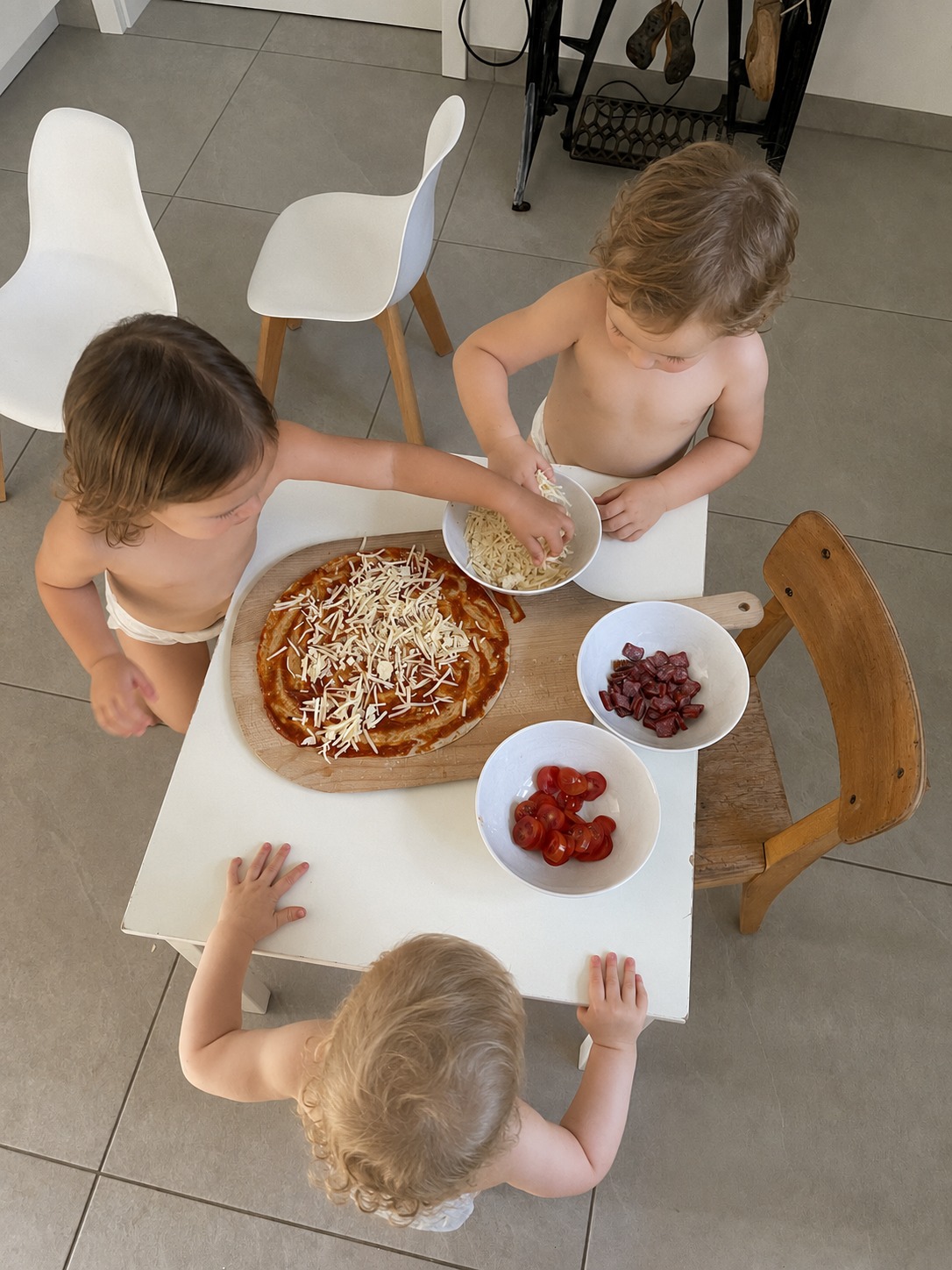 Kinder beim gemeinsamen Zubereiten und Brotbacken in der Kindertagespflege Anna-Lena Korb