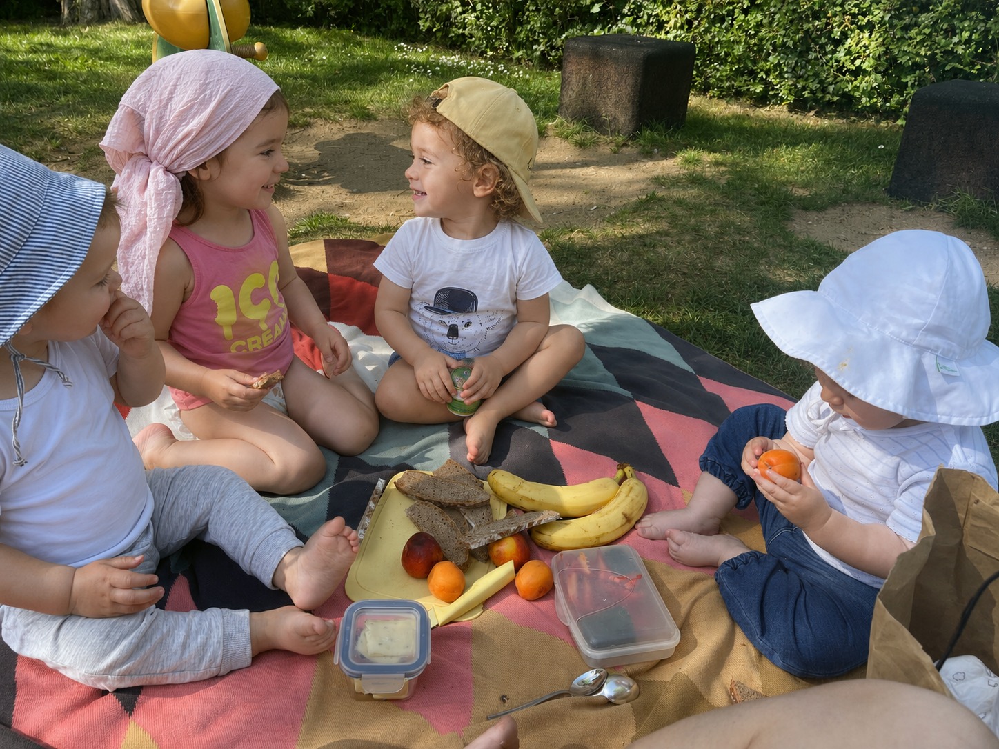 Gemeinsames Picknick in der Natur – schöne Alltagsmomente in der Kindertagespflege Eisingen