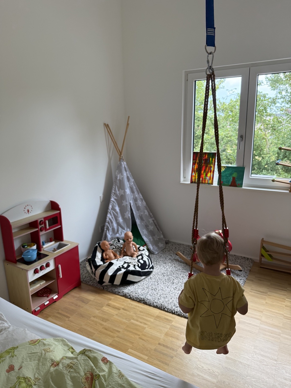 Kinder spielen drinnen im Spielbereich der Kindertagespflege Anna-Lena Korb in Eisingen