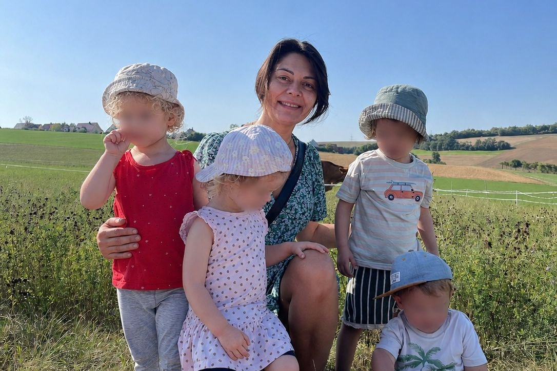 Anna-Lena Korb mit Kindern ihrer Kindertagespflege auf einer Wiese bei Eisingen bei Würzburg
