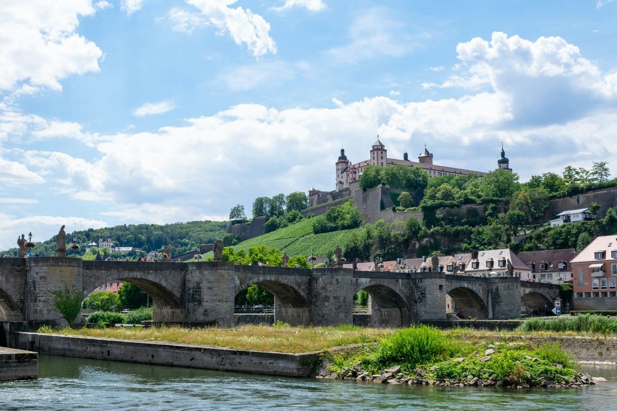 Alte Mainbrücke und Festung Marienberg in Würzburg an einem sonnigen Tag